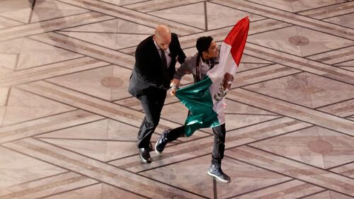 Contestatore fermato durante la premiazione 2
