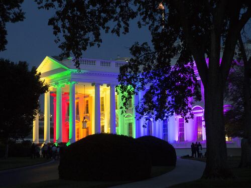 La Casa Bianca cambia colore per una notte
