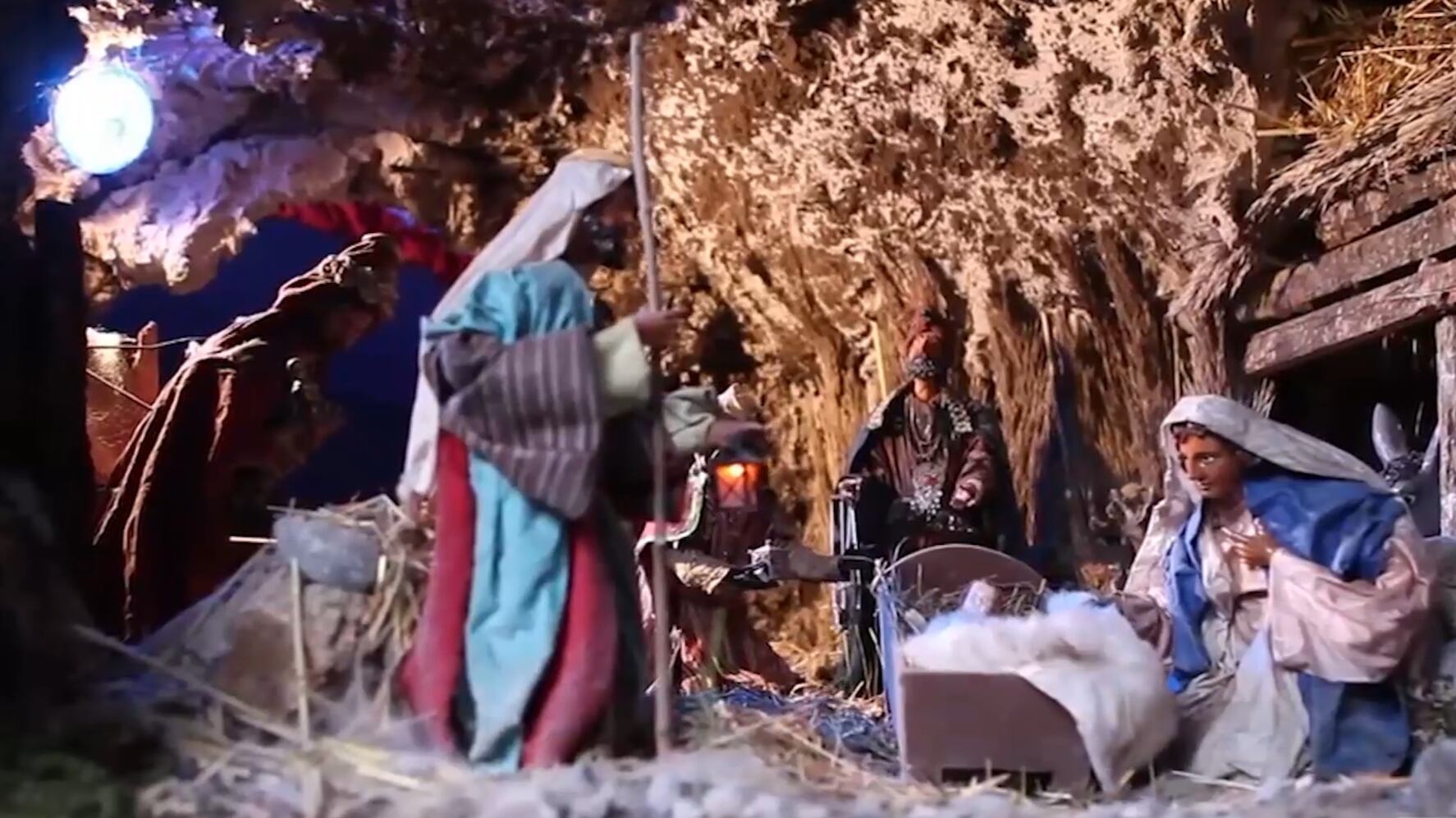 Usa, prete anti-Trump realizza un presepe con Gesù bambino "incarcerato"