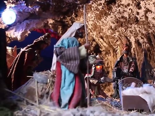 Usa, prete anti-Trump realizza un presepe con Gesù bambino "incarcerato"