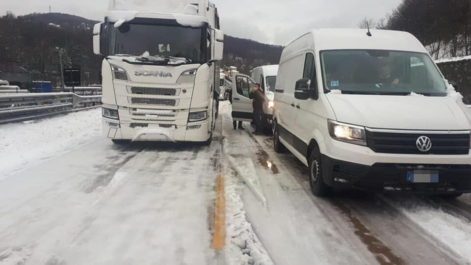 Il gelo che blocca l'autostrada Le coperte per chi resta in auto