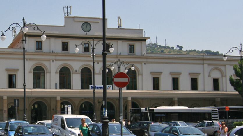 Malore sul treno: gli agenti lo soccorrono e lui li aggredisce