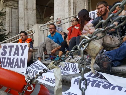 La pagliacciata dei pro-immigrati. Si incatenano in favore degli sbarchi