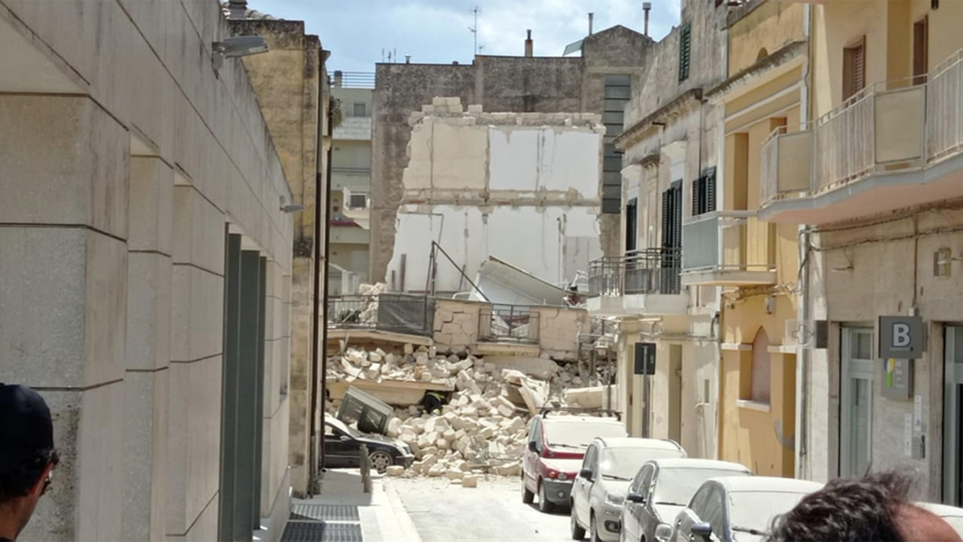 Paura a Matera: crolla una palazzina in centro. Forte odore di gas