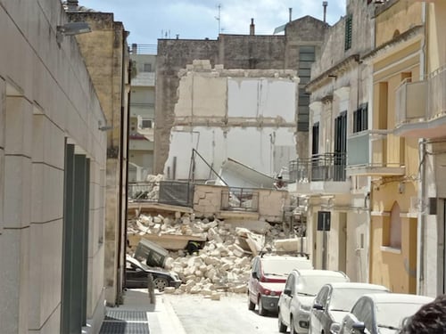 Paura a Matera: crolla una palazzina in centro. Forte odore di gas