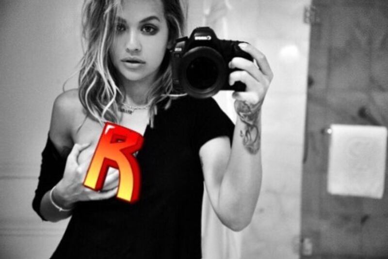 Rita Ora, il costume è sexy 6