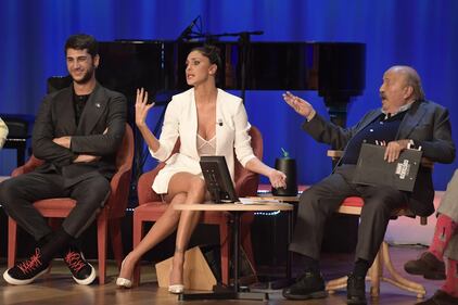 Belen Rodriguez sexy al Maurizio Costanzo Show 5