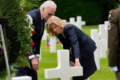 I coniugi Biden al cimitero di Colleville-sur-mer