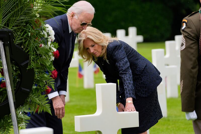 I coniugi Biden al cimitero di Colleville-sur-mer