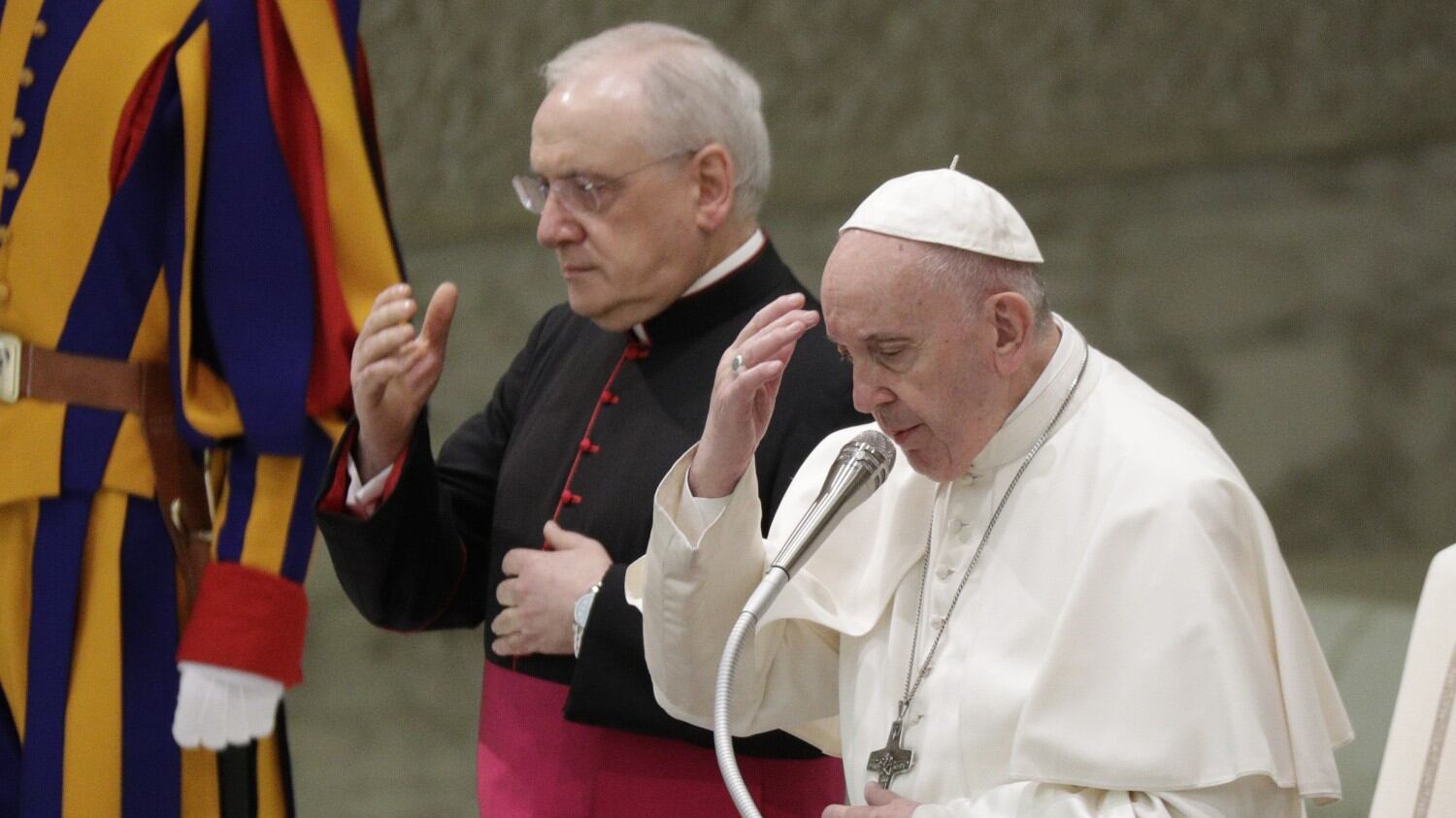 Solo in una San Pietro deserta. La messa simbolo del Papa