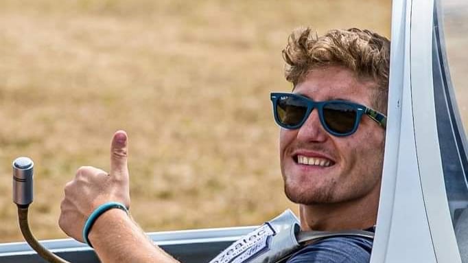 "Babbo, è tutto a posto". Poi il campione si schianta con l'aliante