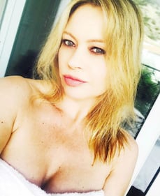 Anna Falchi, bacio hot per i fan 12