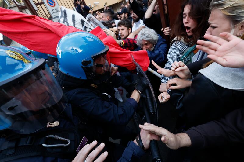 Scontri tra polizia e studenti a Roma. Picchiato un dirigente in commissariato 4
