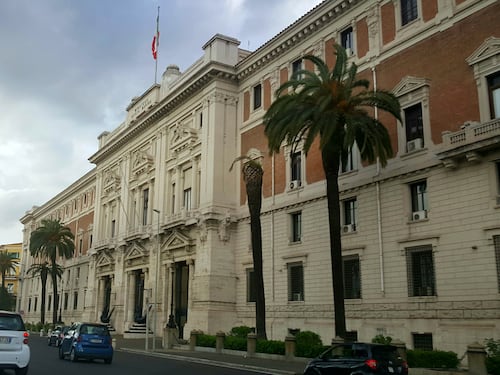 "Lavorerai in Vaticano": si finge un maresciallo e deruba famiglia dell'ex