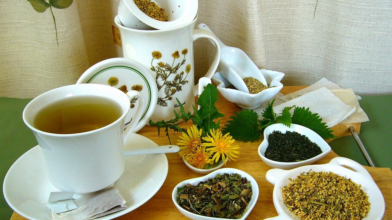 Pancia gonfia dopo le vacanze: le migliori tisane per sgonfiarla