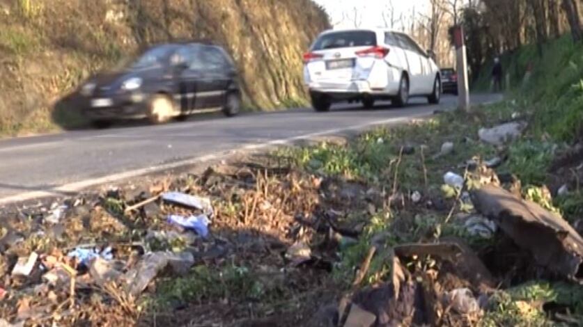 Polizia dà la caccia ai banditi: centra un'auto, uccisa 14enne