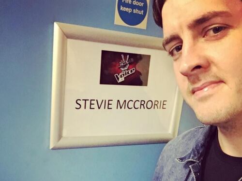 E il vincitore di The Voice torna a fare il pompiere