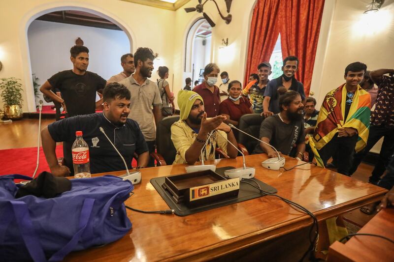 Tuffi in piscina, selfie e violenza: in Sri Lanka assaltati i palazzi del potere 1