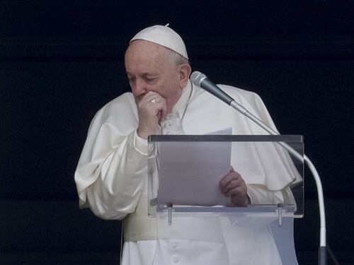 Papa Francesco sul maxischermo, è il primo Angelus in streaming