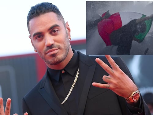 Soffia sul fuoco della protesta anche Marracash: “Mi aspettavo questa reazione, è solo l’inizio. Con le buone non cambi le cose”