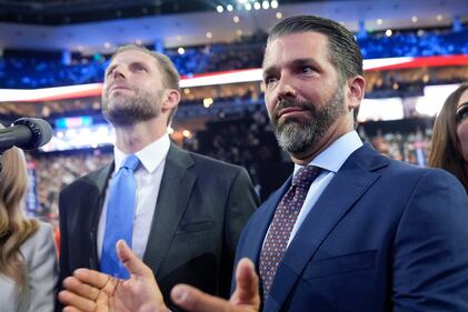 Trump accolto come un re alla convention di Milwaukee. E spuntano le t-shirt "a prova di proiettile" 1