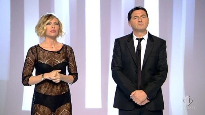 Ilary Blasi si cimenta nel karaoke. Mammucari: "Avevi la voce da film porno"