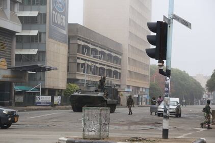 Carriarmati per le strade di Harare 2