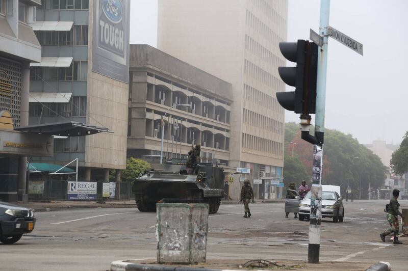 Carriarmati per le strade di Harare 2