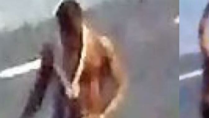 Tarquinia, straniero balla nudo in mezzo alla strada