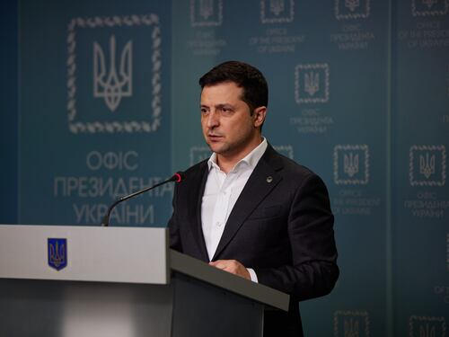 Ma Zelensky sfida lo zar: "Non lascio il nostro Paese. Difenderemo la nazione"