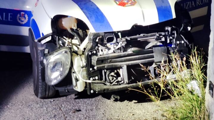 Vigili travolti dall'auto dei rapinatori: tragedia sfiorata davanti al campo rom