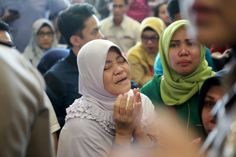 Indonesia, aereo cade in mare: 188 persone sono morte 11
