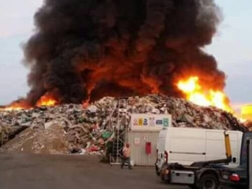 Pavia, a fuoco rifiuti speciali: "C'è rischio diossina"