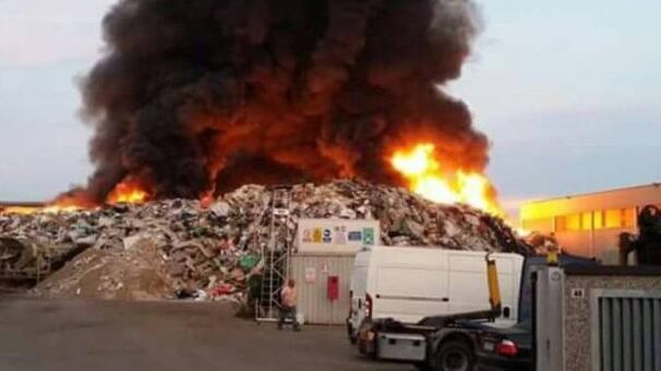 Pavia, a fuoco rifiuti speciali: "C'è rischio diossina"