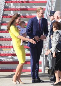 La famiglia reale arriva in Australia: per Kate il vestito è giallo canarino 2