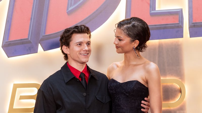 Il matrimonio segreto, le ingerenze dei produttori e il primo bacio: la storia d’amore tra Tom Holland e Zendaya