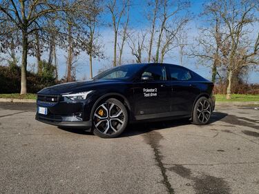 Polestar 2, guarda le foto 17