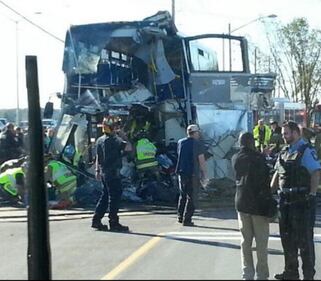 Terribile scontro autobus-treno: cadaveri e sangue 2