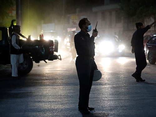 Kabul, l'assalto dei talebani: due esplosioni. Civili in trappola