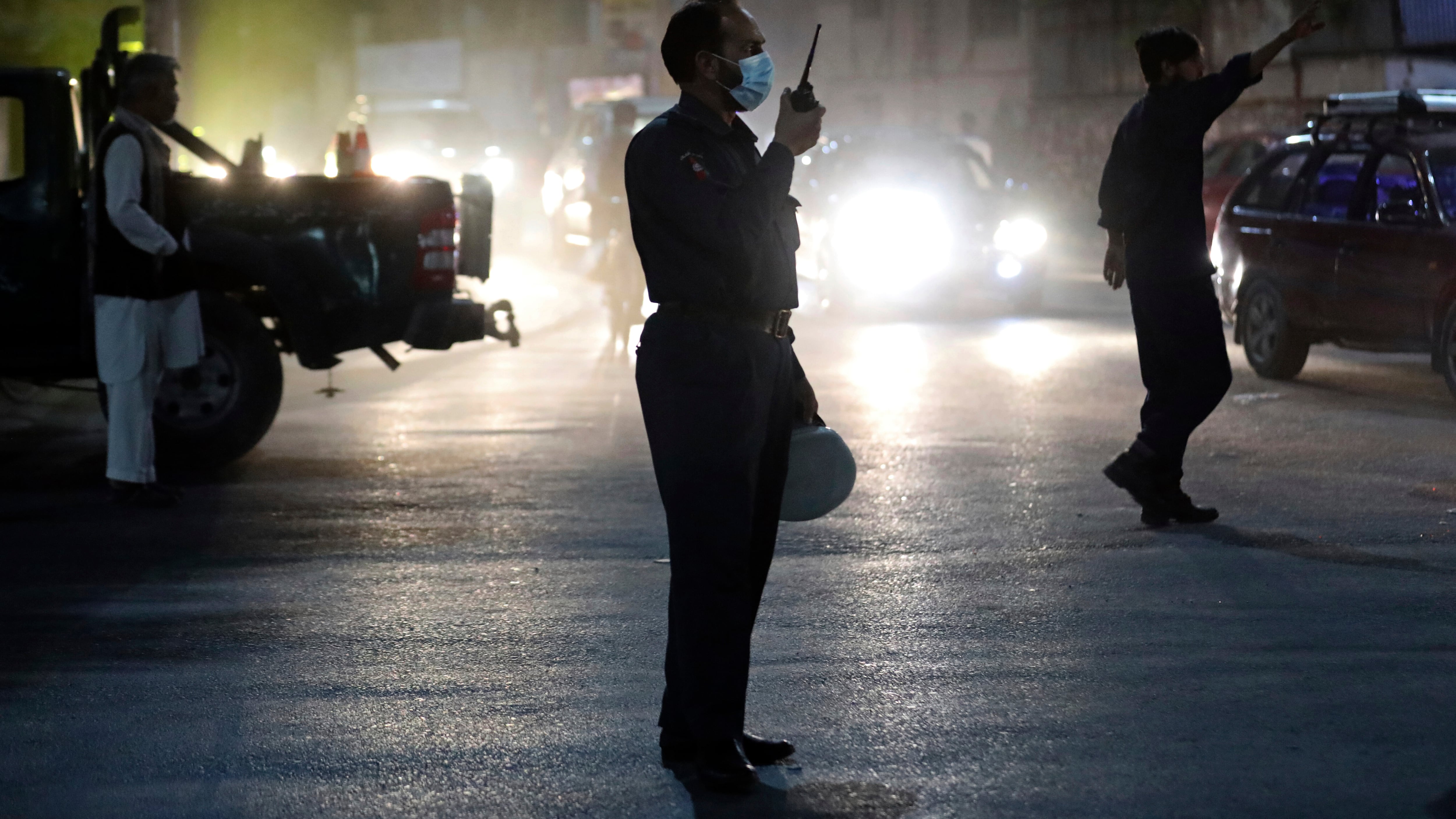 Kabul, l'assalto dei talebani: due esplosioni. Civili in trappola