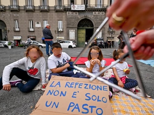 Bimbi ancora senza mensa: rabbia dei genitori davanti al Comune