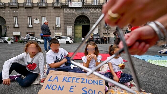 Bimbi ancora senza mensa: rabbia dei genitori davanti al Comune