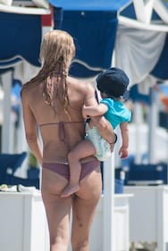 Michelle Hunziker, sexy in spiaggia con le figlie 11