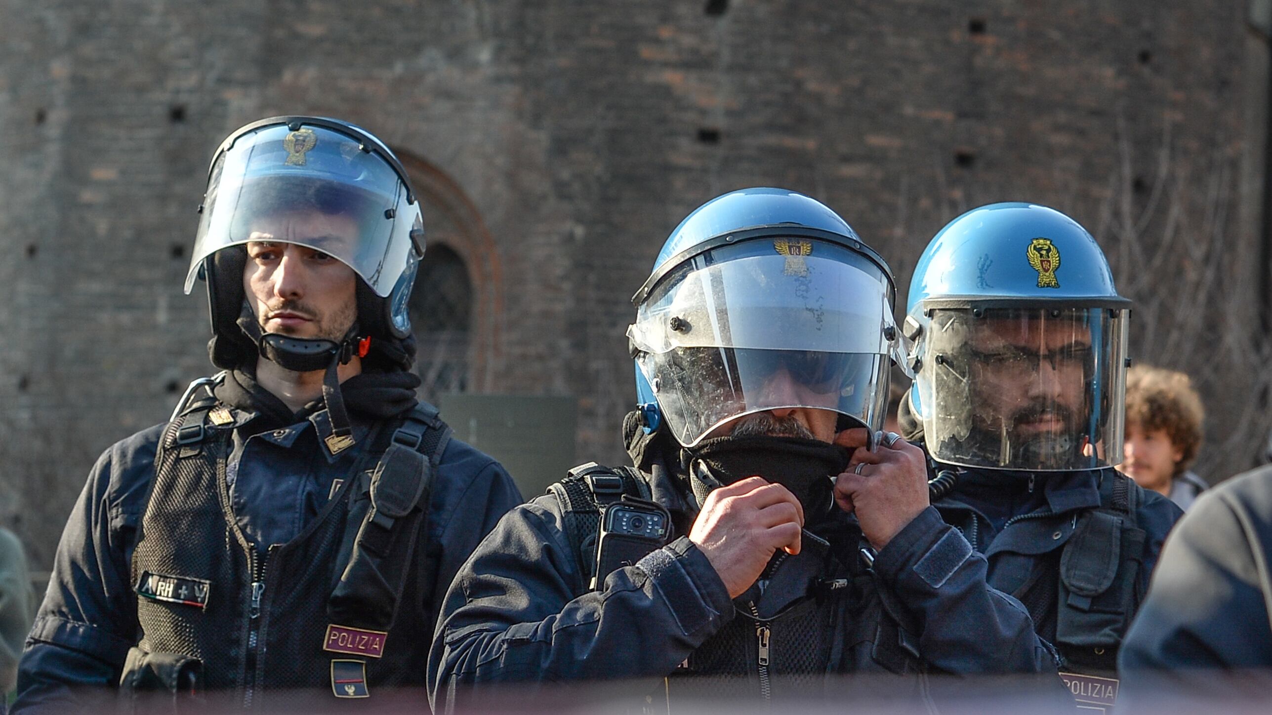Uova, insulti e minacce: così la sinistra prova a sabotare i giovani di Fratelli d’Italia