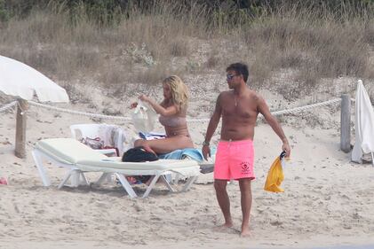 Valeria Marini, strip e bikini stellare a Formentera 25