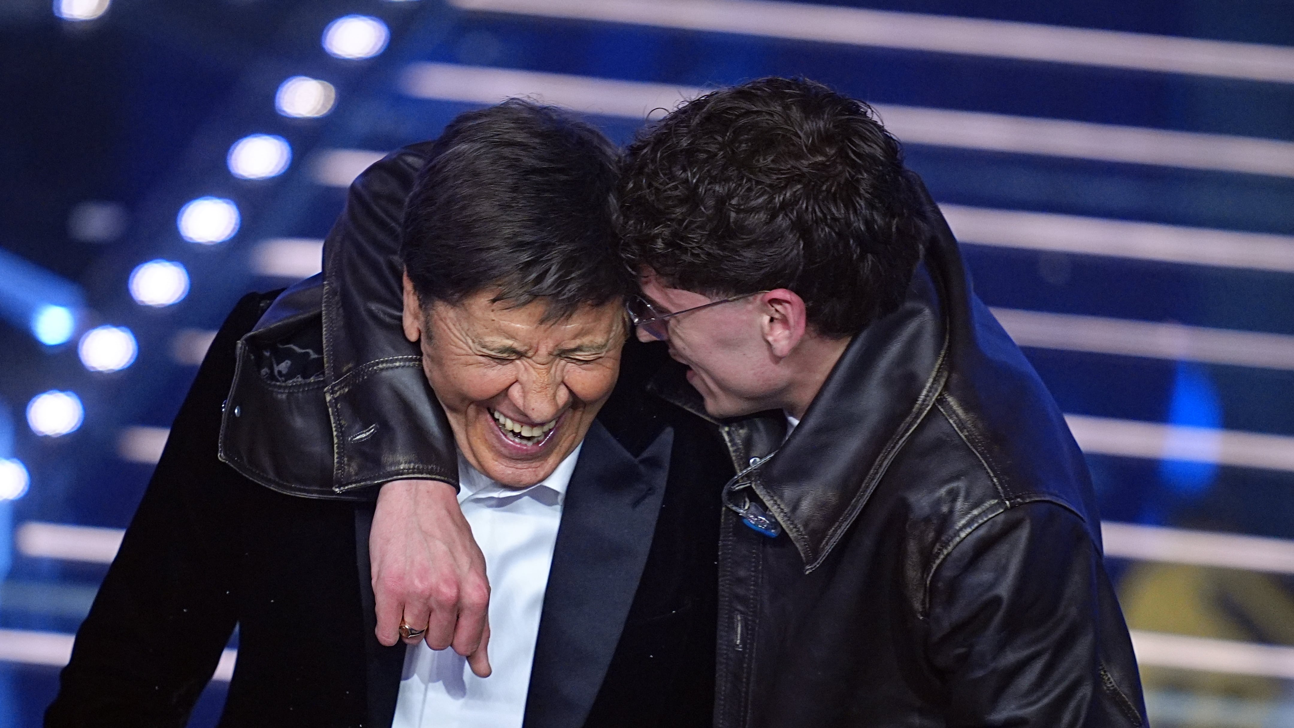 Sanremo, sorpresa all’Ariston: Gianni Morandi sale sul palco e canta “Vita” con il figlio Tredici Pietro