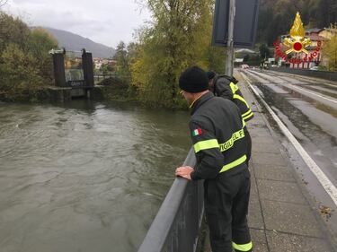 I vigili del fuoco a Luino guardano il fiume in piena 2