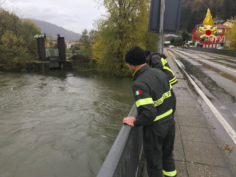 I vigili del fuoco a Luino guardano il fiume in piena 2