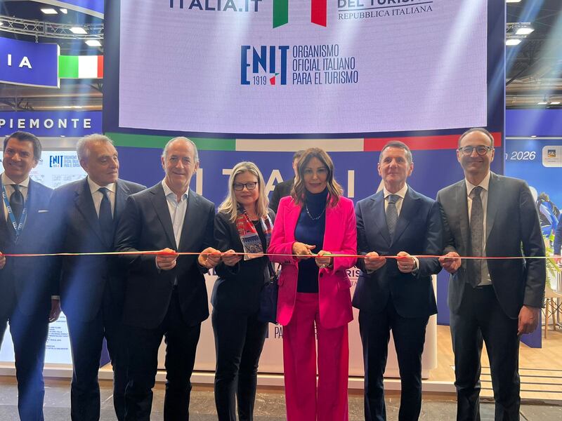 Taglio del nastro del ministro del turismo Daniela Santanché al Fitur. Con lei il primo ministro albanese Edi Rama, Giuseppe Buccino Grimaldi, ambasciatore d’Italia e gli omologhi Zaritsa Dinkova (Bulgaria) e Angie Duart De Melillo (Paraguay)