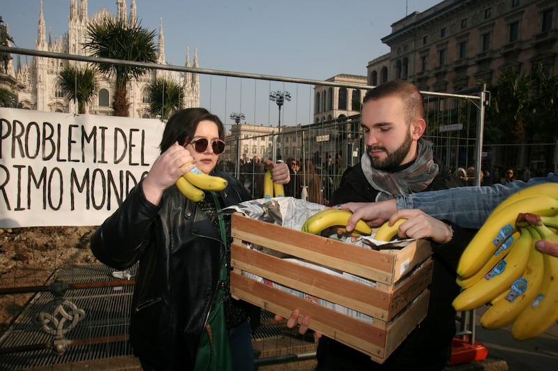 Piazza Duomo, la Lega distribuisce le banane 5